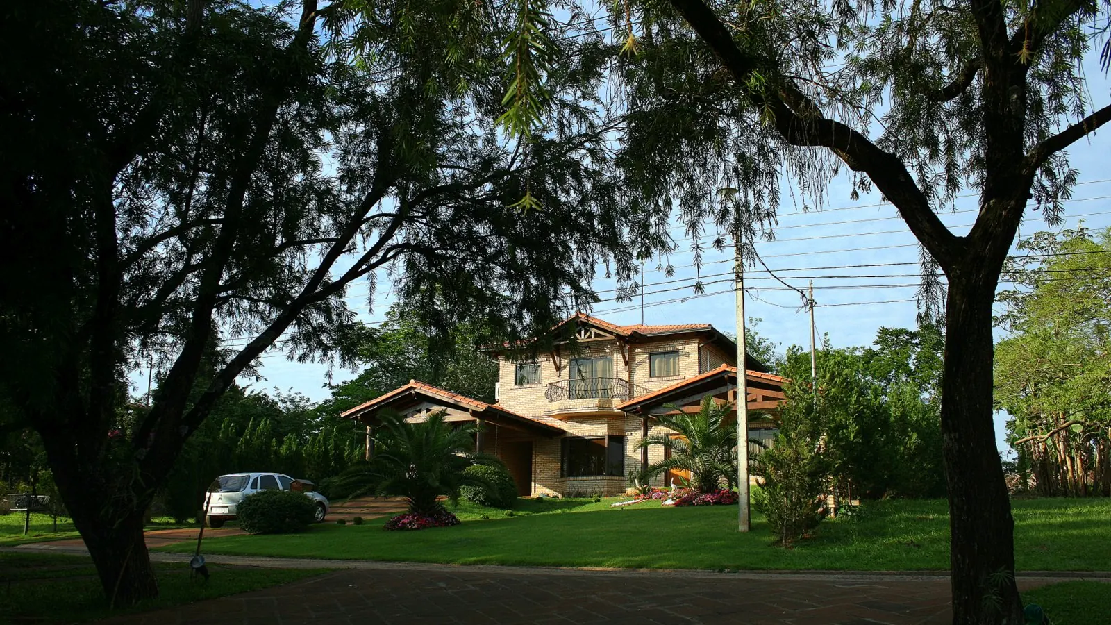 A house in a residential country club near the Paraná river